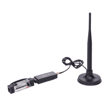 Sistema de alimentación externo para detector AKS compuesto por soporte para dos baterías y módulo controlador con indicador LED, conectado a antena omnidireccional negra.