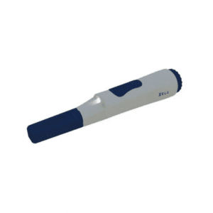 Dispositivo localizador de metales Fortuna XELA mostrando su diseño ergonómico y punta de rastreo de alta sensibilidad.