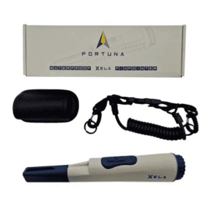 Kit completo del pinpointer Fortuna XELA mostrando la caja de empaque, funda para cinturón, cordón de seguridad y el dispositivo de mano sobre fondo blanco.