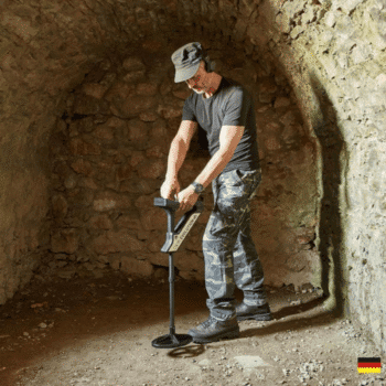 Operador utilizando el escáner de suelo 3D OKM Evolution NTX dentro de una estructura subterránea abovedada antigua.
