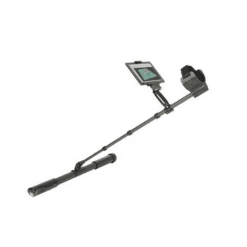 Vista de estudio del escáner de suelo 3D y detector multitecnología OKM Fusion Professional Plus montado en su barra telescópica con tablet de control.