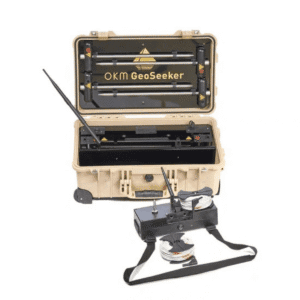 Sistema geofísico de alta profundidad OKM GeoSeeker con estuche industrial, sondas de suelo y unidad de potencia con bobinas de cable.
