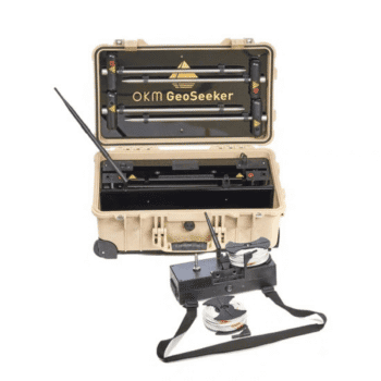 Sistema geofísico de alta profundidad OKM GeoSeeker con estuche industrial, sondas de suelo y unidad de potencia con bobinas de cable.