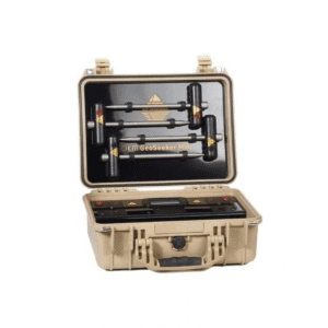 Sistema geofísico portátil OKM GeoSeeker Mini guardado en su estuche industrial para la búsqueda de agua y cavidades.