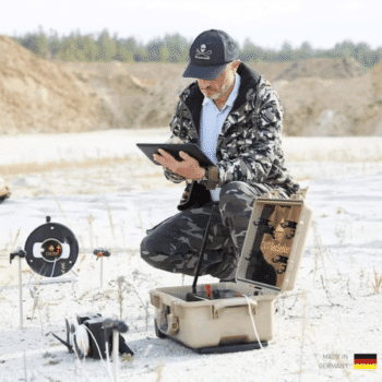 Experto en geología trabajando en terreno con el equipo de detección de agua y cavidades OKM GeoSeeker de fabricación alemana.
