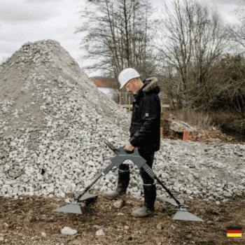Especialista trabajando en terreno con el radar de penetración terrestre OKM Gepard GPR 3D de fabricación alemana.